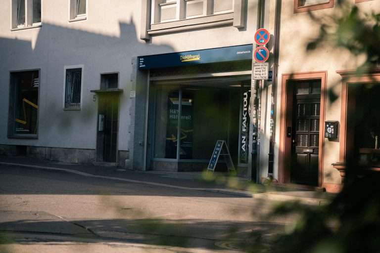 Eingang Außenansicht mit Beschriftung Die Häfnerei und Schaufenster