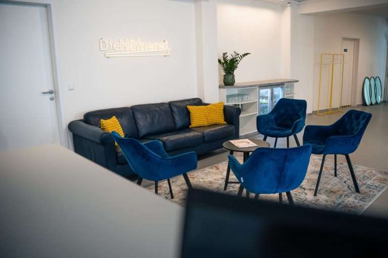 Loungeecke mit Couch und Sesseln in der Häfnerei