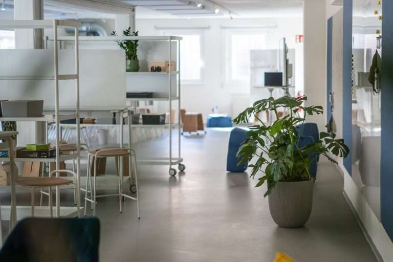 Innenansicht Kreativraum Die Häfnerei mit Regalen, Multifunktionale Serie für agile Arbeitsumgebungen